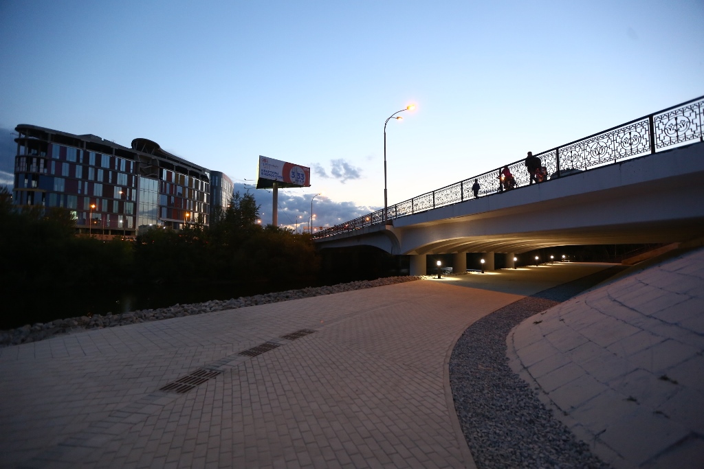 В Екатеринбурге ко Дню города благоустроили набережную у ЦПКиО. ФОТО - Фото 7