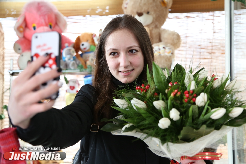 Вызвать ревность парня: Москва – 1000 рублей, Екатеринбург – бесплатно. JustMedia нашел альтернативу «аренде букета для селфи». ФОТОРЕПОРТАЖ - Фото 6