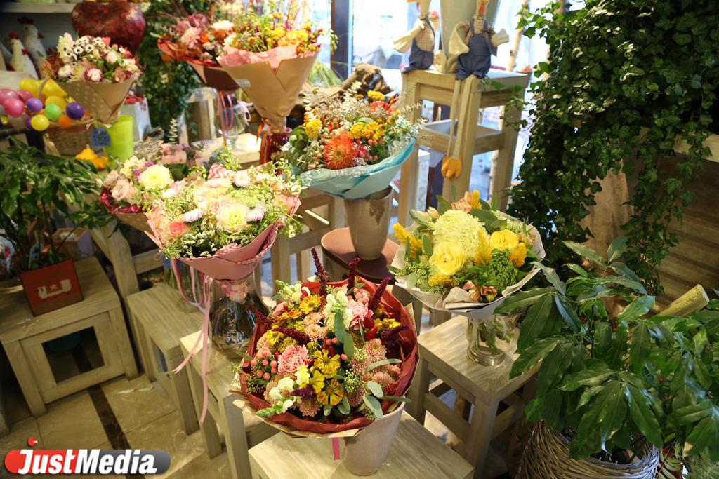 В горшках, с воздушными шариками и глобусами: JustMedia.ru выяснил, с какими букетами екатеринбуржцы делают селфи на 1 сентября и сколько это стоит - Фото 2