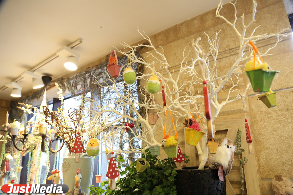 В горшках, с воздушными шариками и глобусами: JustMedia.ru выяснил, с какими букетами екатеринбуржцы делают селфи на 1 сентября и сколько это стоит - Фото 9