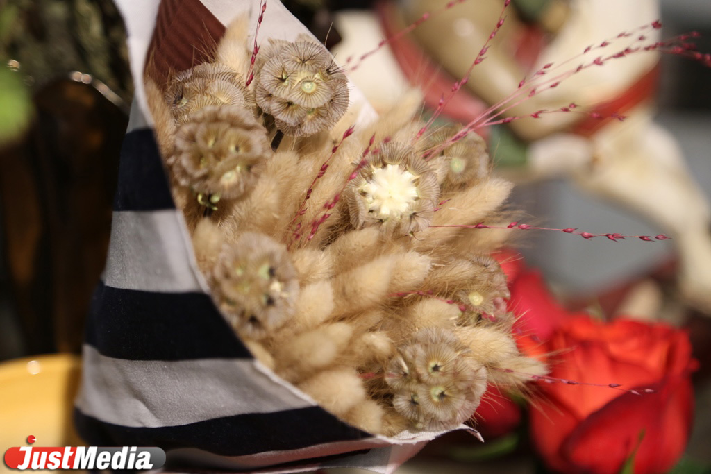 В горшках, с воздушными шариками и глобусами: JustMedia.ru выяснил, с какими букетами екатеринбуржцы делают селфи на 1 сентября и сколько это стоит - Фото 6