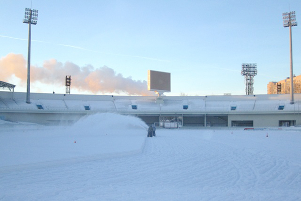 Центральный стадион выходит из зимней «спячки»: поле готовят к новому сезону - Фото 2