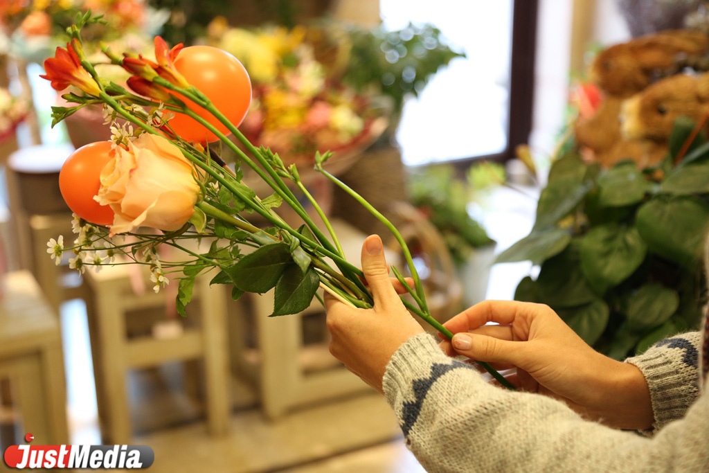 В горшках, с воздушными шариками и глобусами: JustMedia.ru выяснил, с какими букетами екатеринбуржцы делают селфи на 1 сентября и сколько это стоит - Фото 10
