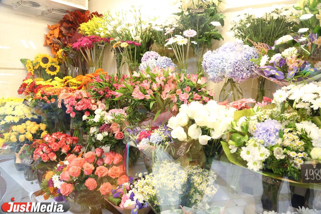 В горшках, с воздушными шариками и глобусами: JustMedia.ru выяснил, с какими букетами екатеринбуржцы делают селфи на 1 сентября и сколько это стоит - Фото 14