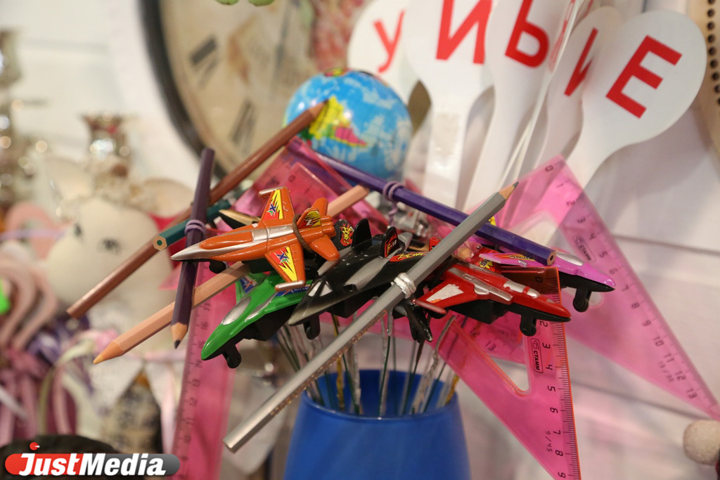 В горшках, с воздушными шариками и глобусами: JustMedia.ru выяснил, с какими букетами екатеринбуржцы делают селфи на 1 сентября и сколько это стоит - Фото 13