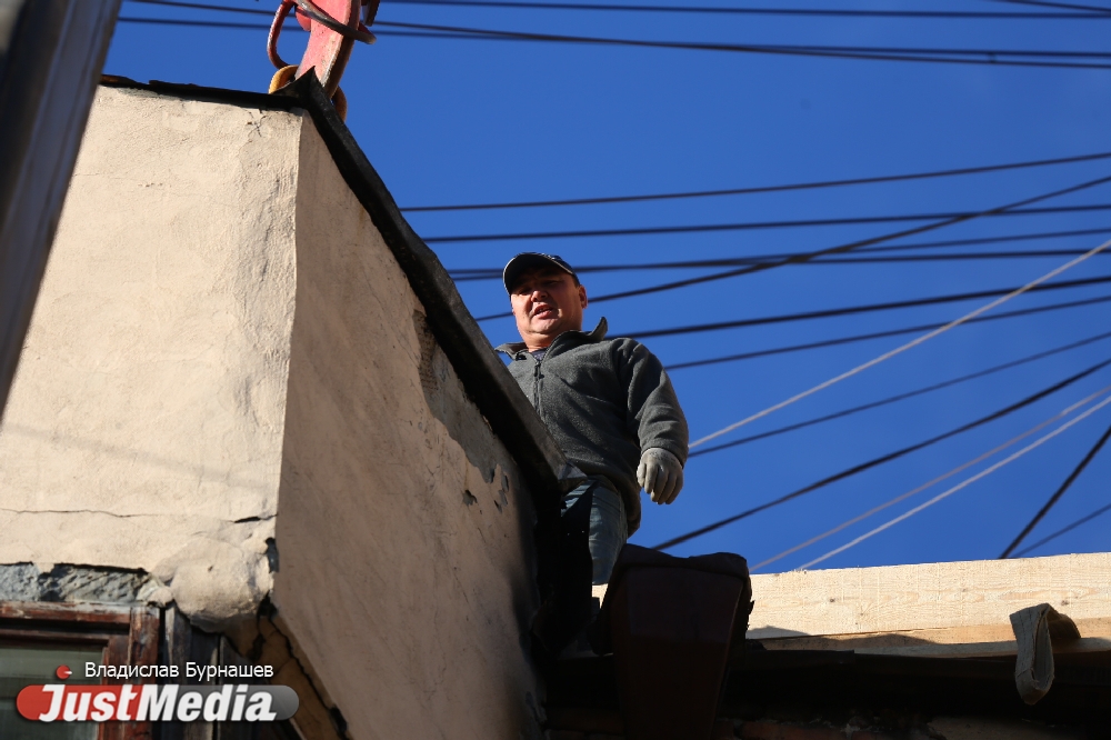 «Строители были заняты на других объектах». Восстановление дома в Городке чекистов началось спустя четыре месяца с момента пожара. ФОТО - Фото 3