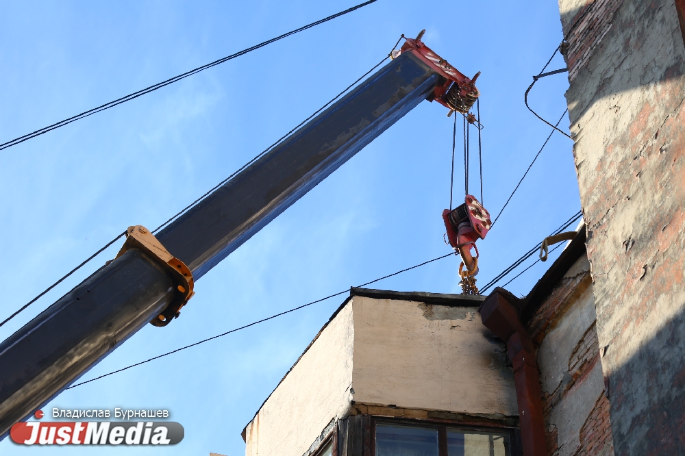 «Строители были заняты на других объектах». Восстановление дома в Городке чекистов началось спустя четыре месяца с момента пожара. ФОТО - Фото 5