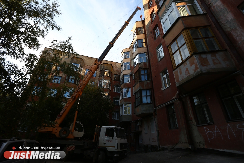 «Строители были заняты на других объектах». Восстановление дома в Городке чекистов началось спустя четыре месяца с момента пожара. ФОТО - Фото 2