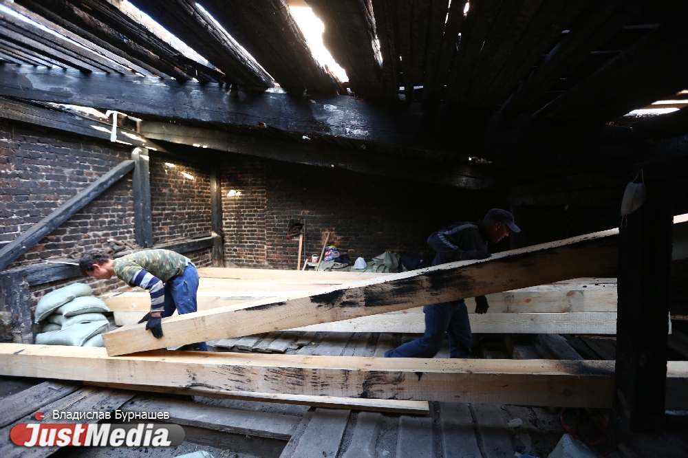 «Строители были заняты на других объектах». Восстановление дома в Городке чекистов началось спустя четыре месяца с момента пожара. ФОТО - Фото 8