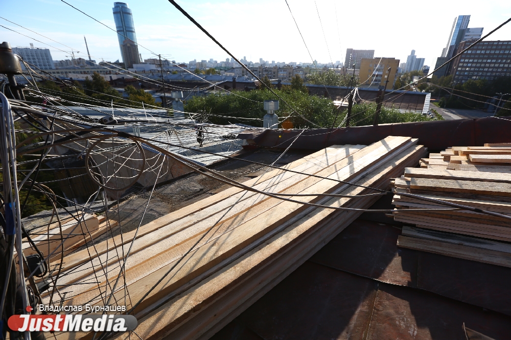 «Строители были заняты на других объектах». Восстановление дома в Городке чекистов началось спустя четыре месяца с момента пожара. ФОТО - Фото 12