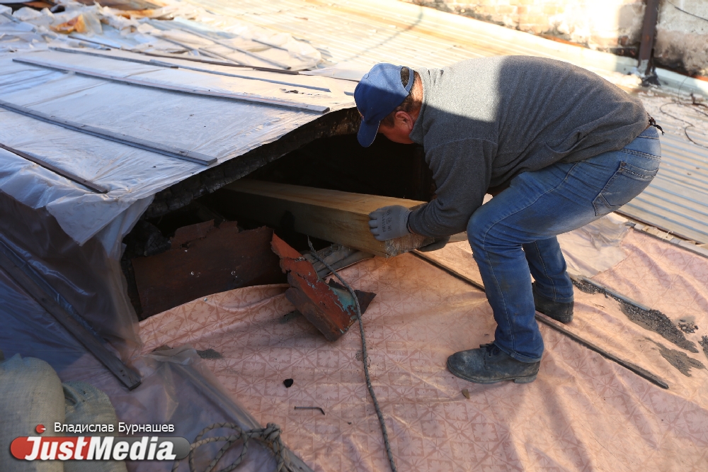 «Строители были заняты на других объектах». Восстановление дома в Городке чекистов началось спустя четыре месяца с момента пожара. ФОТО - Фото 11