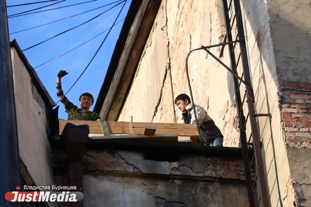 «Строители были заняты на других объектах». Восстановление дома в Городке чекистов началось спустя четыре месяца с момента пожара. ФОТО - Фото 13