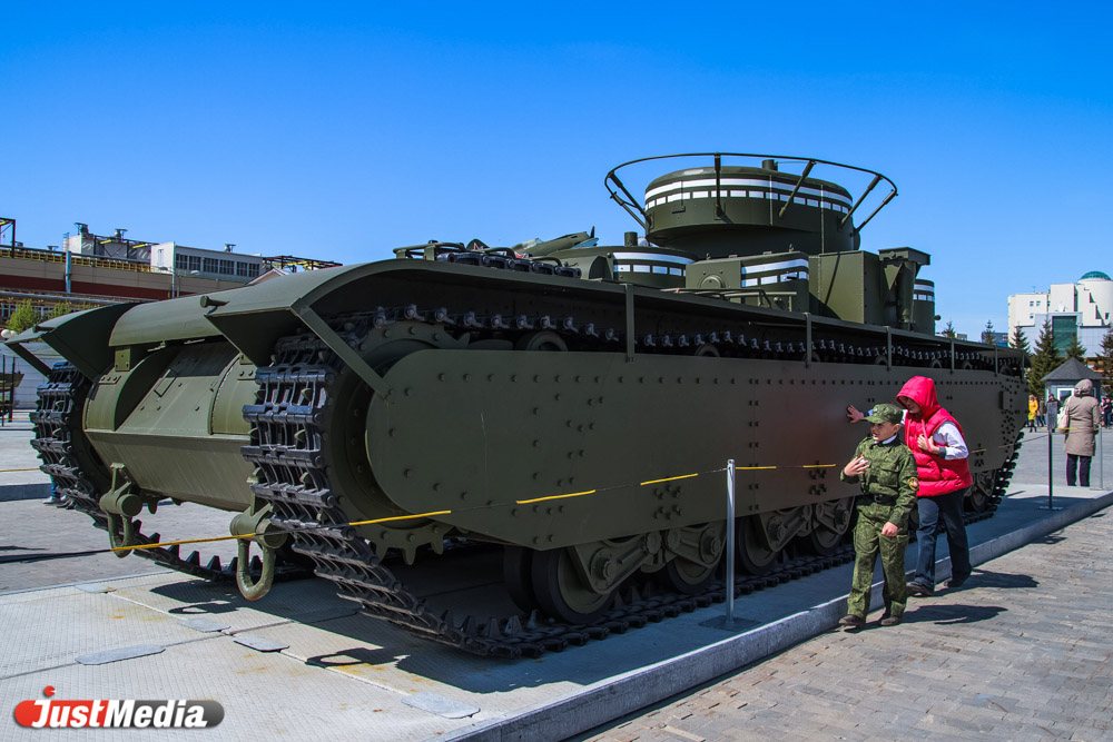 Уникальная военная техника вышла в День Победы на улицы Верхней Пышмы - Фото 8