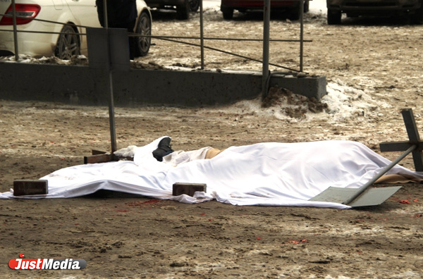 Срочно! В Екатеринбурге с «Высоцкого» упал мужчина - Фото 2