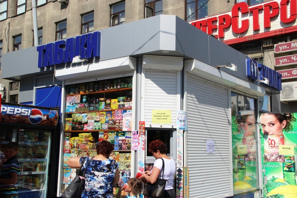 «Антитабачный закон» в действии: сигареты «прячутся» от уральцев под прилавками магазинов и в общественных туалетах - Фото 6