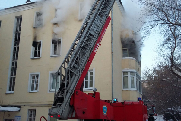 В Екатеринбурге горит жилой дом на улице Нагорной. Обнаружены тела двух человек - Фото 3