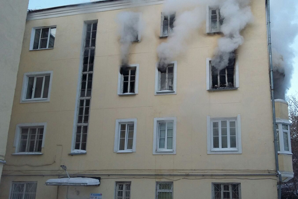 В Екатеринбурге горит жилой дом на улице Нагорной. Обнаружены тела двух человек - Фото 4
