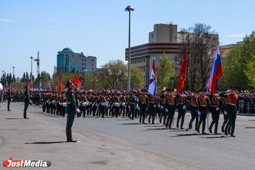 Уникальная военная техника вышла в День Победы на улицы Верхней Пышмы - Фото 9