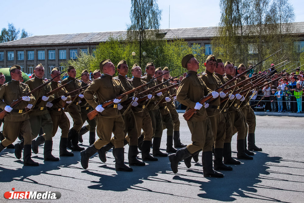 Уникальная военная техника вышла в День Победы на улицы Верхней Пышмы - Фото 15