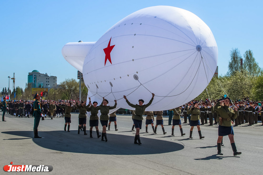 Уникальная военная техника вышла в День Победы на улицы Верхней Пышмы - Фото 11