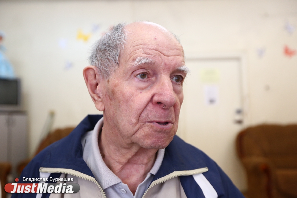 Спиннер, Angry Birds и трансформеры. 80-летние пенсионеры тестируют современные игрушки - Фото 7