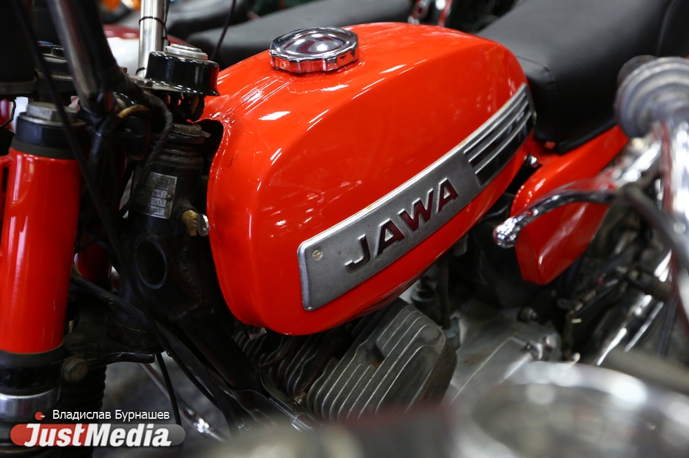 «У этих автомобилей нет цены. Нельзя продавать то, во что вложил часть души». JustMedia.ru побывал на экскурсии в музее ретрокаров - Фото 22