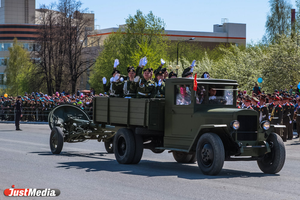Уникальная военная техника вышла в День Победы на улицы Верхней Пышмы - Фото 17