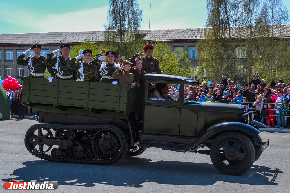 Уникальная военная техника вышла в День Победы на улицы Верхней Пышмы - Фото 19
