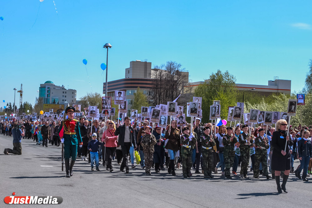 Уникальная военная техника вышла в День Победы на улицы Верхней Пышмы - Фото 16