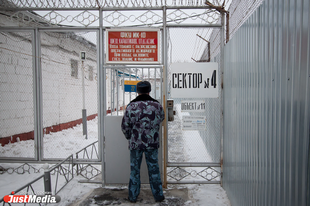 За колючей проволокой играют «Битлз», вяжут мочалки, делают мебель и метут улицу «барбосом». JustMedia попал в колонию строгого режима - Фото 3