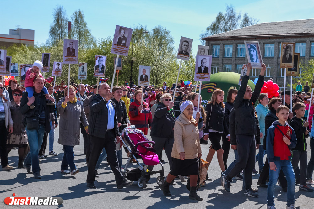 Уникальная военная техника вышла в День Победы на улицы Верхней Пышмы - Фото 13