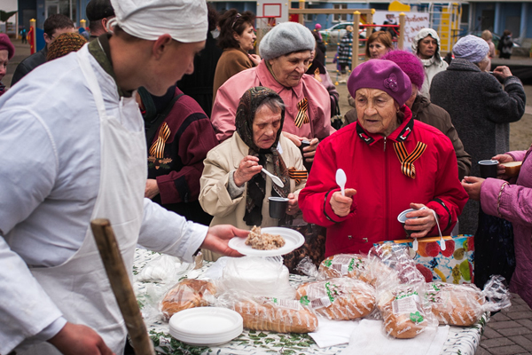 Гигантская открытка к 9 Мая появилась в одном из дворов Екатеринбурга - Фото 2