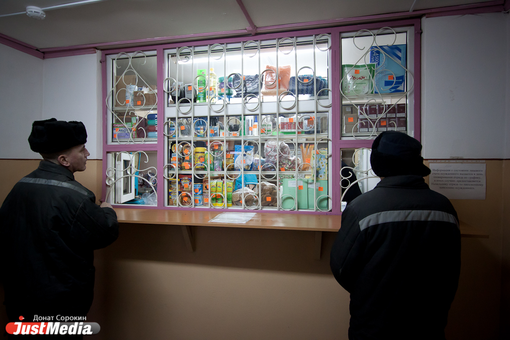 За колючей проволокой играют «Битлз», вяжут мочалки, делают мебель и метут улицу «барбосом». JustMedia попал в колонию строгого режима - Фото 4