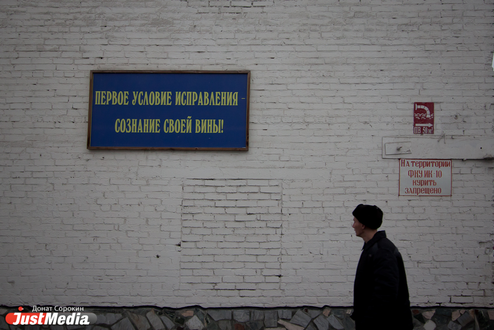 За колючей проволокой играют «Битлз», вяжут мочалки, делают мебель и метут улицу «барбосом». JustMedia попал в колонию строгого режима - Фото 6