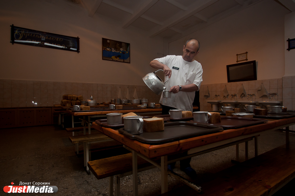 За колючей проволокой играют «Битлз», вяжут мочалки, делают мебель и метут улицу «барбосом». JustMedia попал в колонию строгого режима - Фото 7