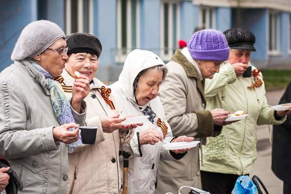 Гигантская открытка к 9 Мая появилась в одном из дворов Екатеринбурга - Фото 3