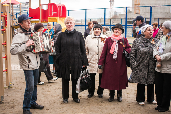 Гигантская открытка к 9 Мая появилась в одном из дворов Екатеринбурга - Фото 5