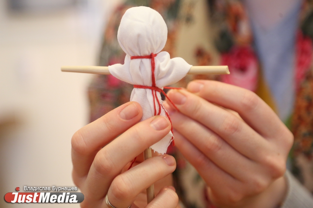 Чучело-гермафродит или живая лошадь в красных штанах. JustMedia выяснил, как выглядит настоящая уральская Масленица - Фото 2