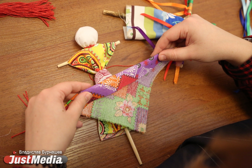 Чучело-гермафродит или живая лошадь в красных штанах. JustMedia выяснил, как выглядит настоящая уральская Масленица - Фото 9