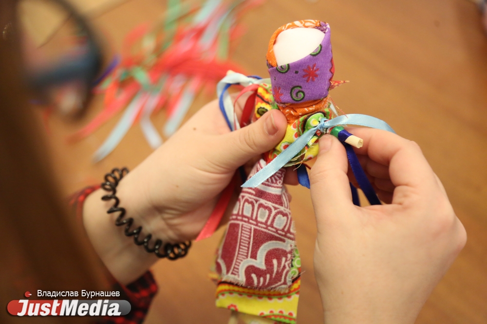 Чучело-гермафродит или живая лошадь в красных штанах. JustMedia выяснил, как выглядит настоящая уральская Масленица - Фото 4