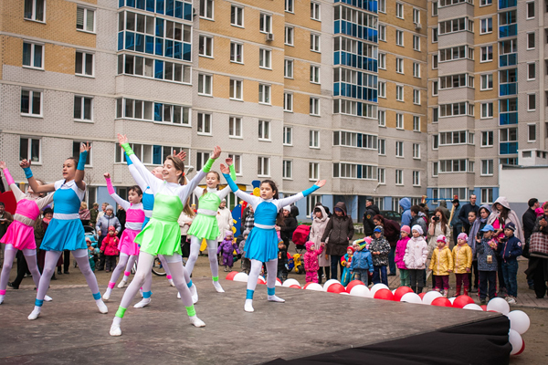 Гигантская открытка к 9 Мая появилась в одном из дворов Екатеринбурга - Фото 6