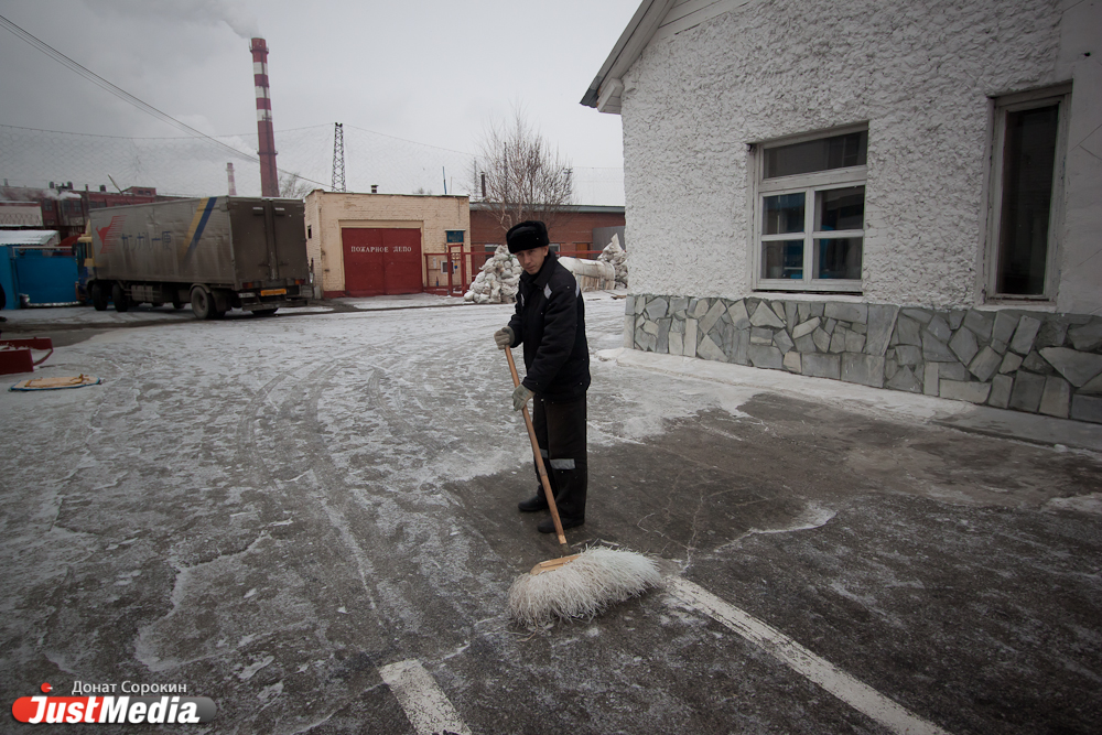 За колючей проволокой играют «Битлз», вяжут мочалки, делают мебель и метут улицу «барбосом». JustMedia попал в колонию строгого режима - Фото 10