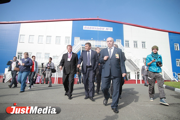 Куйвашев молча обошел выставку «Оборона и защита». Единственная фраза за всю экскурсию: «Ой, а что это?» - Фото 2