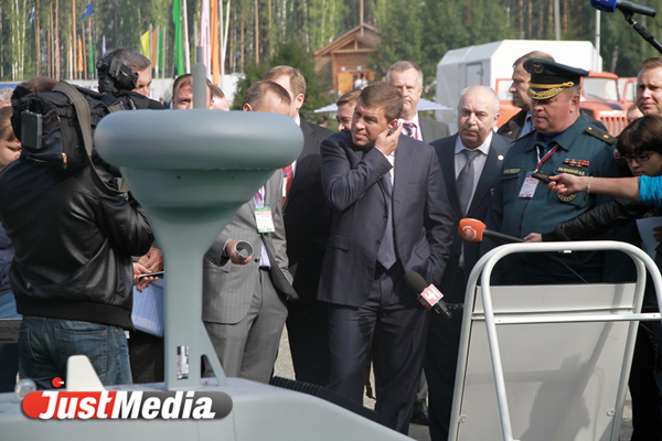 Куйвашев молча обошел выставку «Оборона и защита». Единственная фраза за всю экскурсию: «Ой, а что это?» - Фото 3