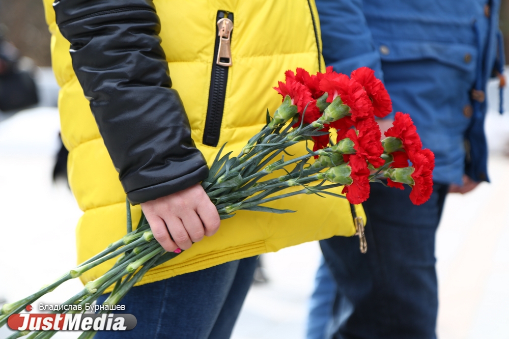 «Помним. Скорбим. Не забудем». Уральцы почтили память жертв теракта в Санкт-Петербурге. ФОТО - Фото 3