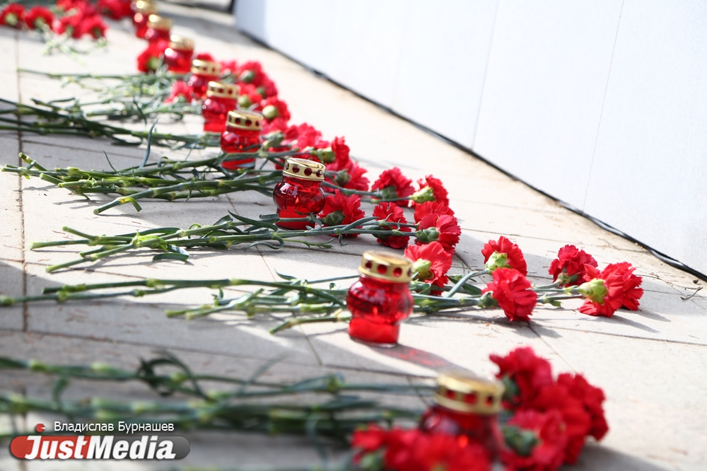 «Помним. Скорбим. Не забудем». Уральцы почтили память жертв теракта в Санкт-Петербурге. ФОТО - Фото 6