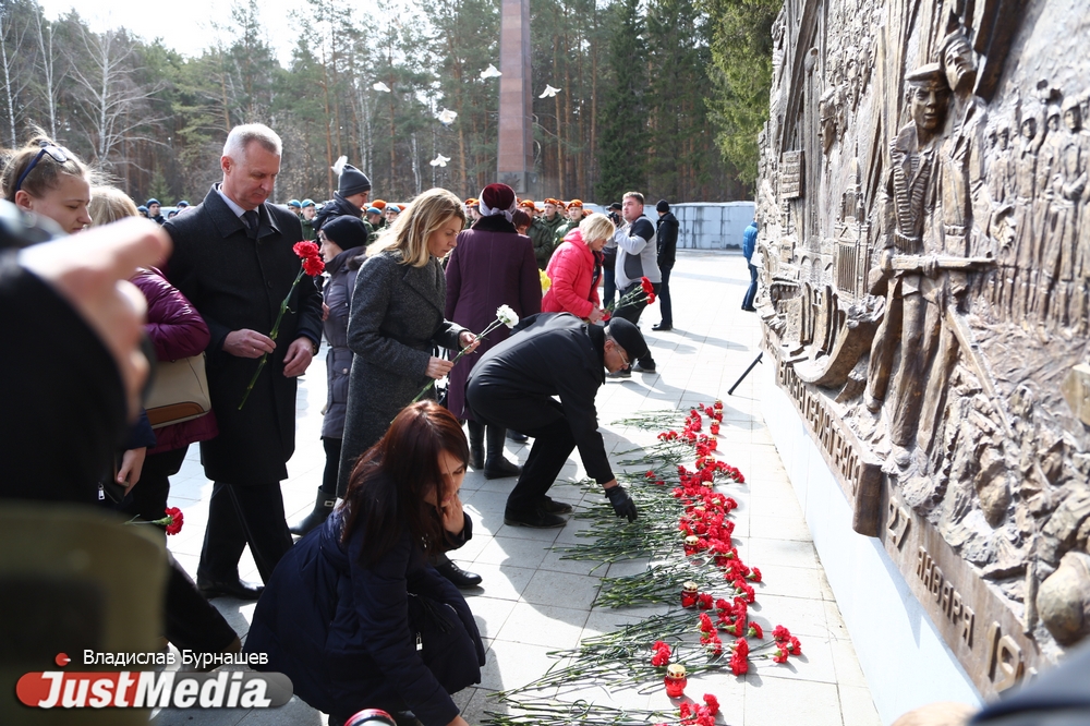 «Помним. Скорбим. Не забудем». Уральцы почтили память жертв теракта в Санкт-Петербурге. ФОТО - Фото 14