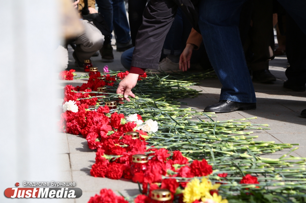 «Помним. Скорбим. Не забудем». Уральцы почтили память жертв теракта в Санкт-Петербурге. ФОТО - Фото 15