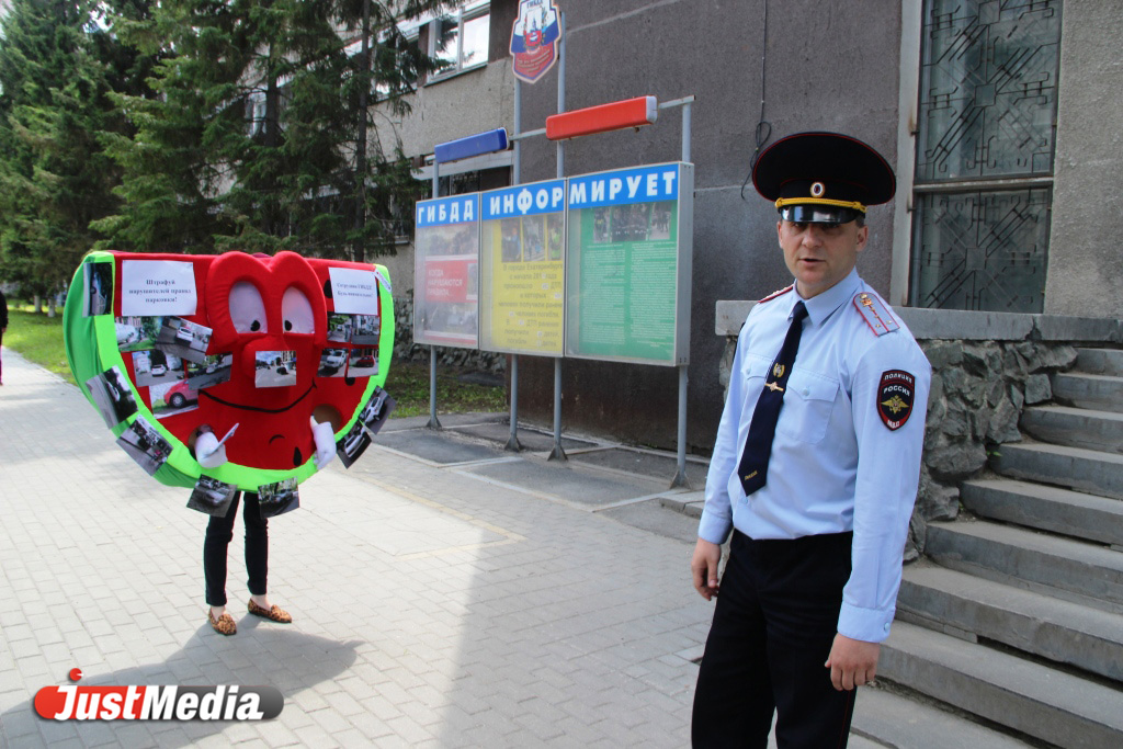 У здания ГИБДД «большой арбуз» устроил фотовыставку, показав инспекторам заядлых нарушителей правил парковки - Фото 3