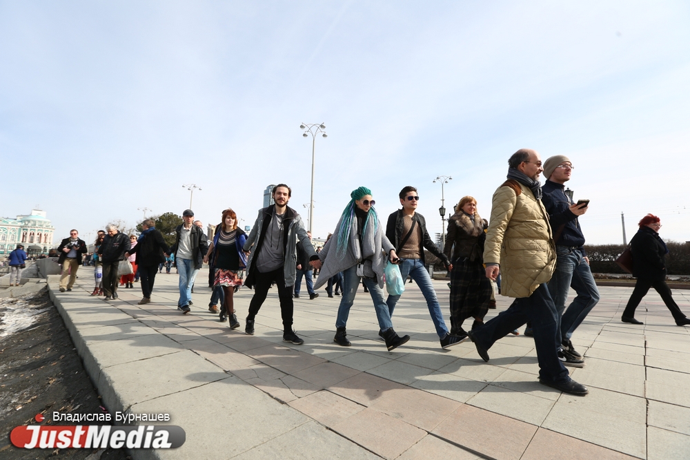 «Надеемся, что нас услышат». Екатеринбург «обнимашками» выступил против строительства Храма-на-воде. ФОТО, ВИДЕО - Фото 4